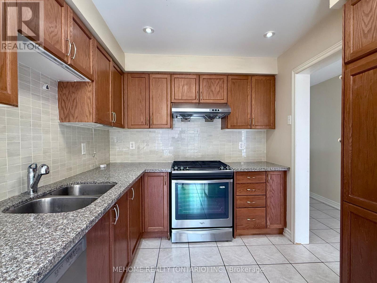 49 Selkirk Drive, Richmond Hill, Ontario  L4B 4S5 - Photo 8 - N12475118