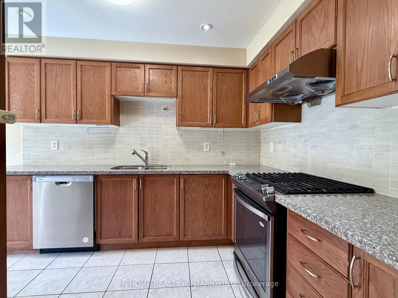 49 Selkirk Drive, Richmond Hill, Ontario  L4B 4S5 - Photo 9 - N12475118