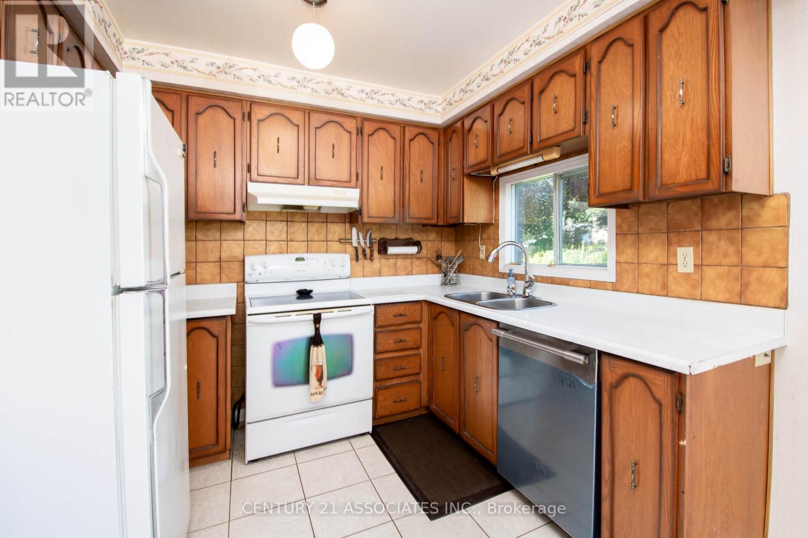120 Elgin Drive, Brampton, Ontario  L6Y 2E8 - Photo 10 - W12475136