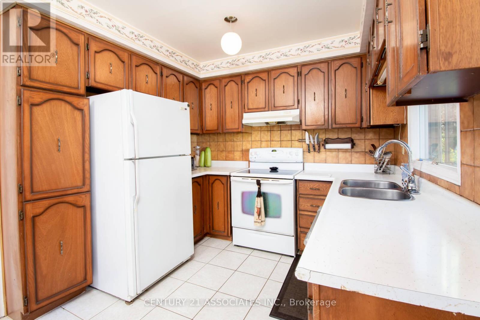 120 Elgin Drive, Brampton, Ontario  L6Y 2E8 - Photo 11 - W12475136