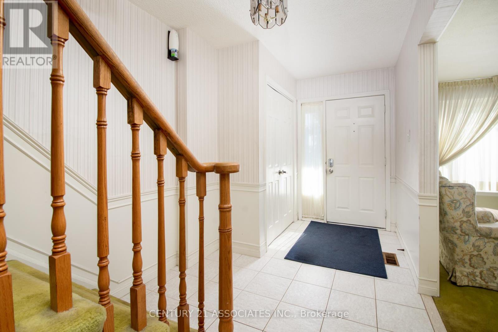 120 Elgin Drive, Brampton, Ontario  L6Y 2E8 - Photo 4 - W12475136