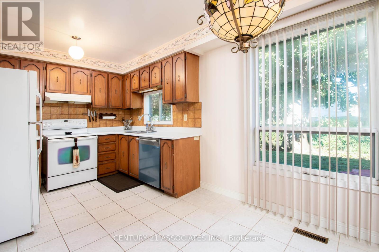 120 Elgin Drive, Brampton, Ontario  L6Y 2E8 - Photo 9 - W12475136
