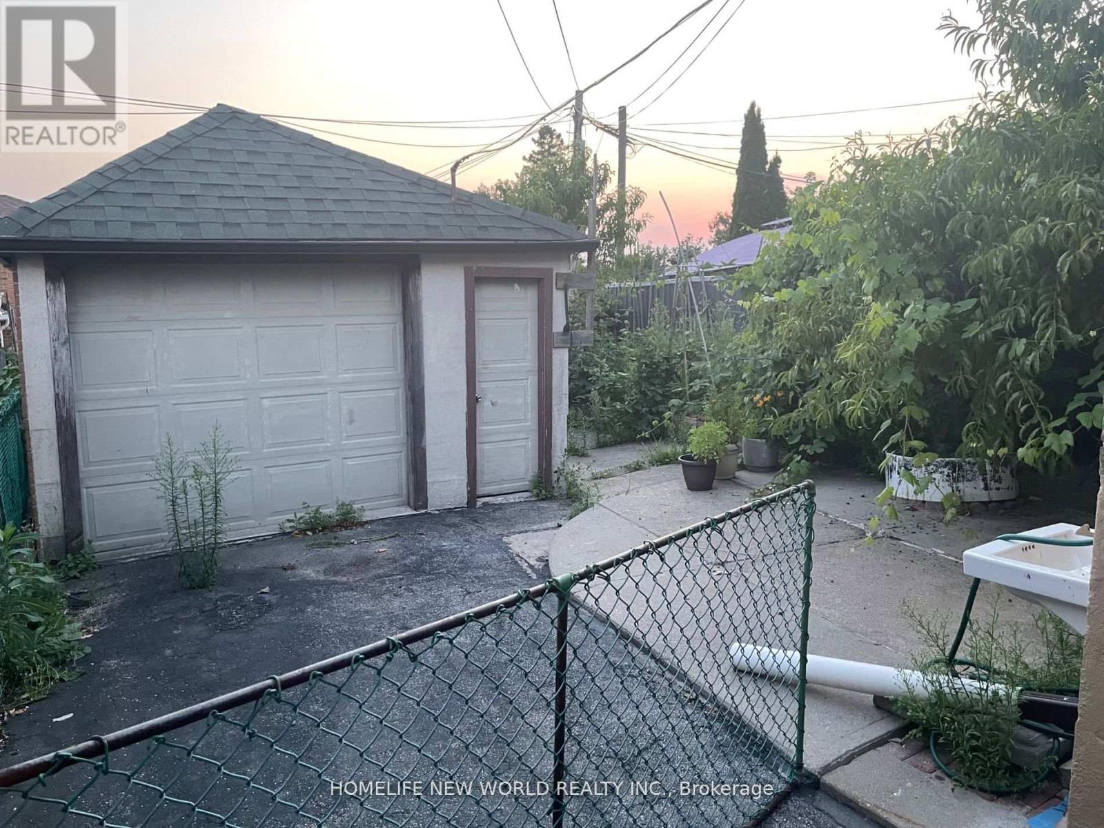Upper - 354 Kane Avenue, Toronto, Ontario  M6M 3P4 - Photo 19 - W12475149