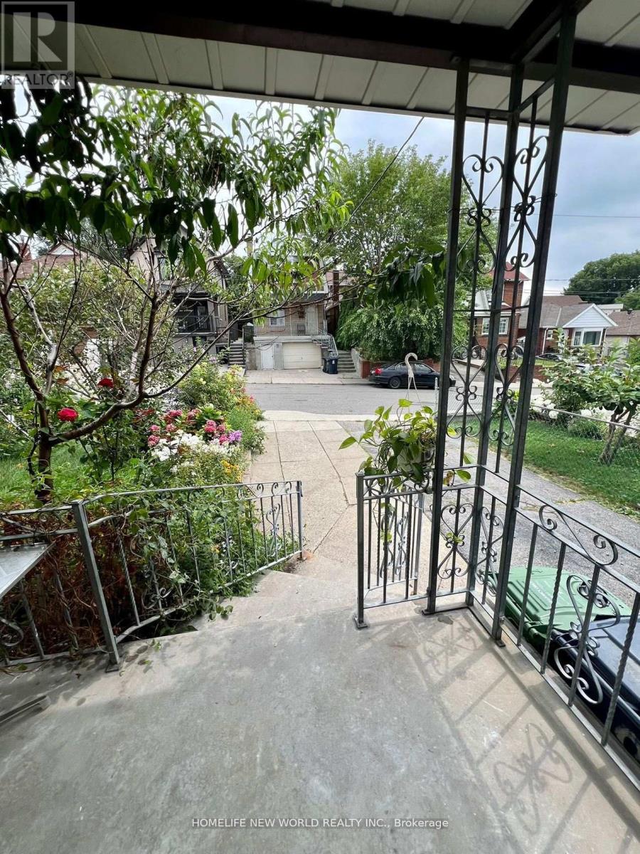 Upper - 354 Kane Avenue, Toronto, Ontario  M6M 3P4 - Photo 4 - W12475149