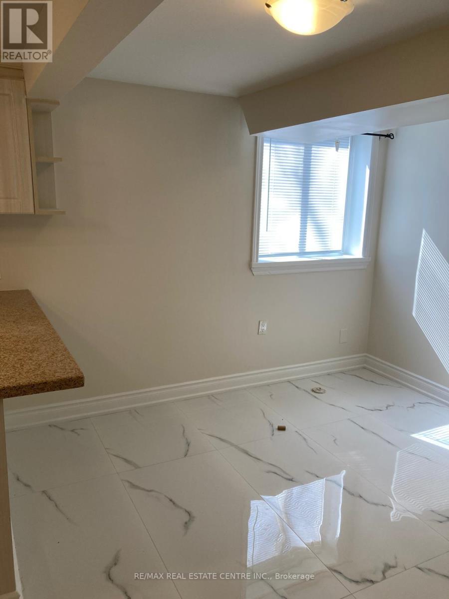 46 Corby Crescent, Brampton, Ontario  L6Y 1H1 - Photo 5 - W12475173