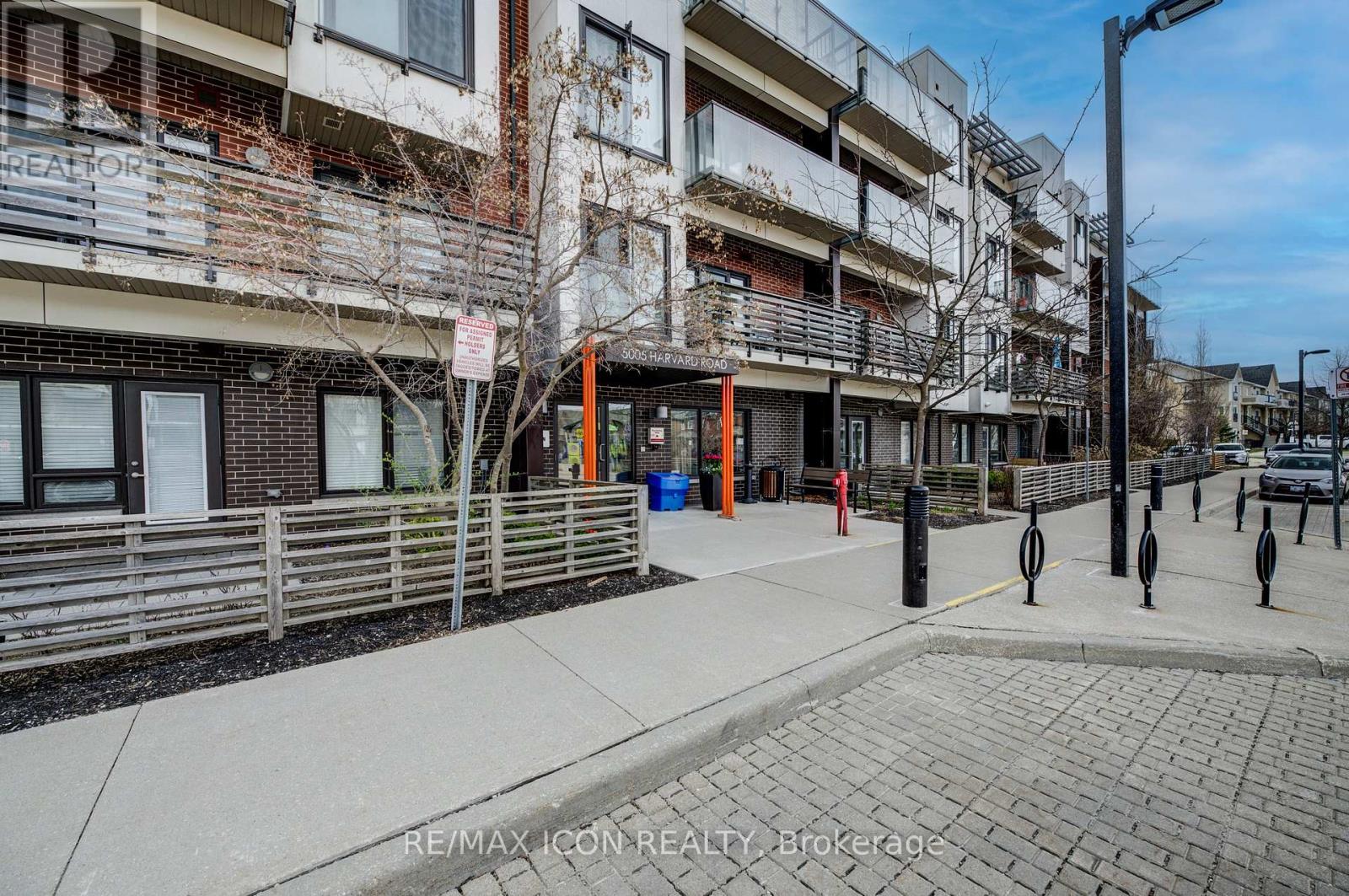 201 - 5005 Harvard Road, Mississauga, Ontario  L5M 0W5 - Photo 3 - W12475191