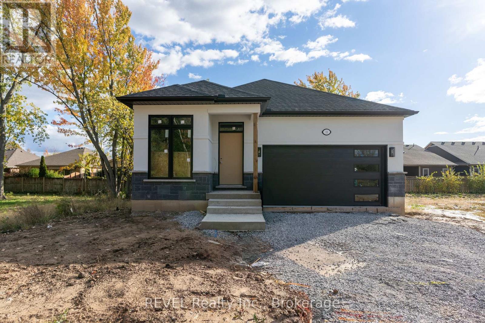 11 STICKLES STREET, Pelham, Ontario