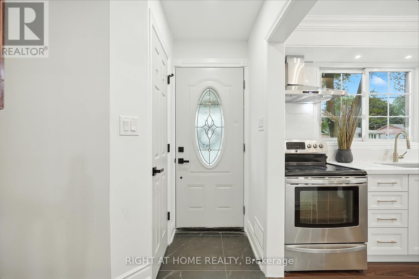 413 Enfield Road, Burlington, Ontario  L7T 2X5 - Photo 3 - W12451106