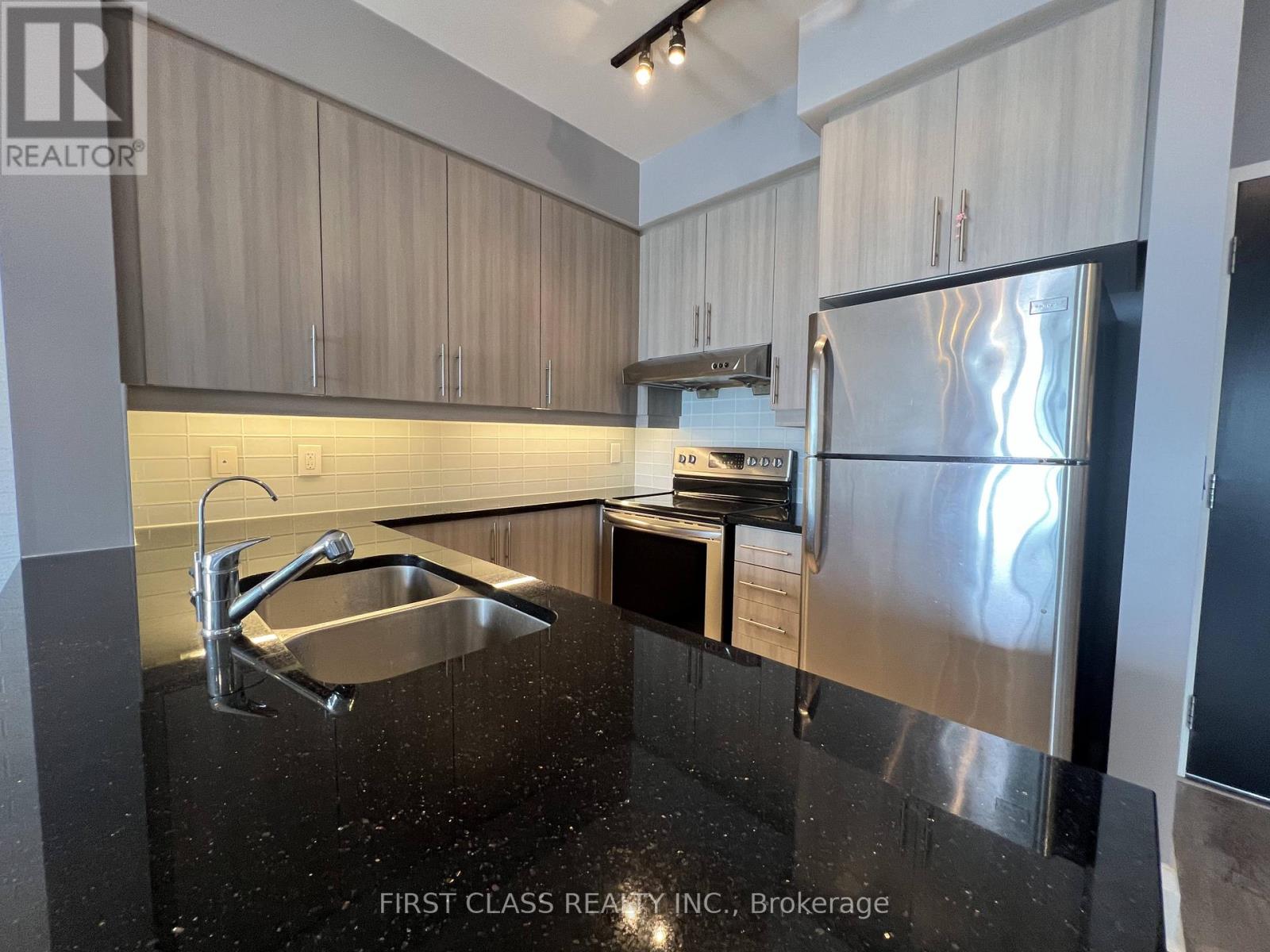 819 - 8110 Birchmount Road, Markham, Ontario  L6G 0E3 - Photo 3 - N12475210