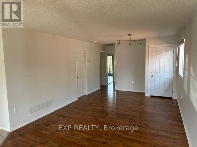Upper - 16 Lucas Avenue, Barrie, Ontario  L4N 9N1 - Photo 2 - S12475257
