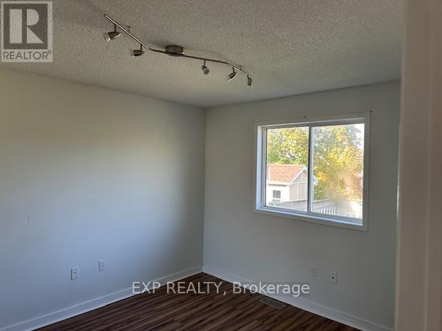 Upper - 16 Lucas Avenue, Barrie, Ontario  L4N 9N1 - Photo 4 - S12475257