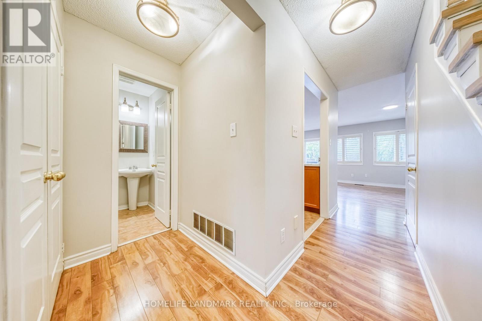 2422 Nichols Drive, Oakville, Ontario  L6H 6T2 - Photo 4 - W12475225