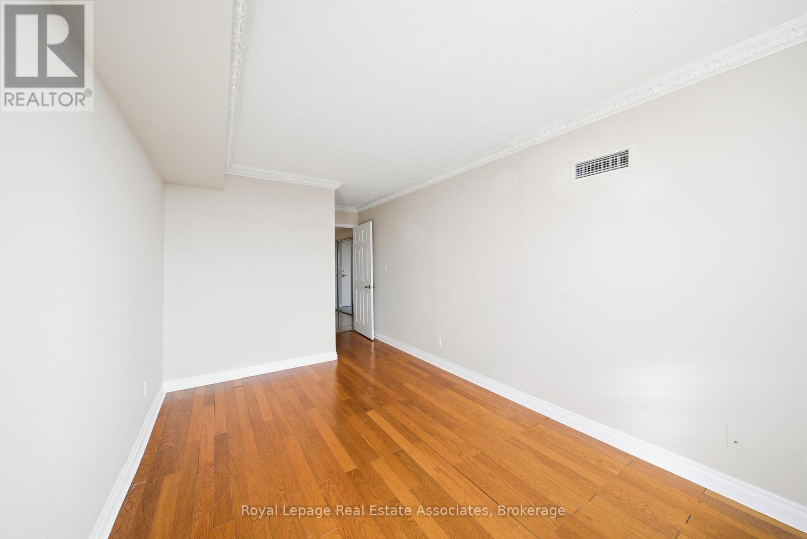 1507 - 135 Hillcrest Avenue, Mississauga, Ontario  L5B 4B1 - Photo 12 - W12475245