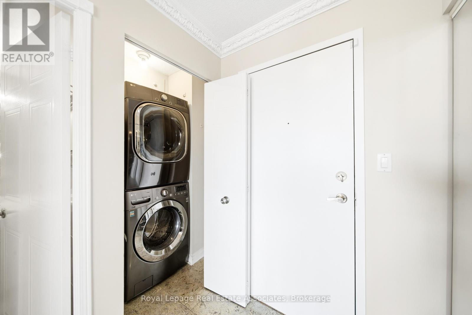 1507 - 135 Hillcrest Avenue, Mississauga, Ontario  L5B 4B1 - Photo 17 - W12475245