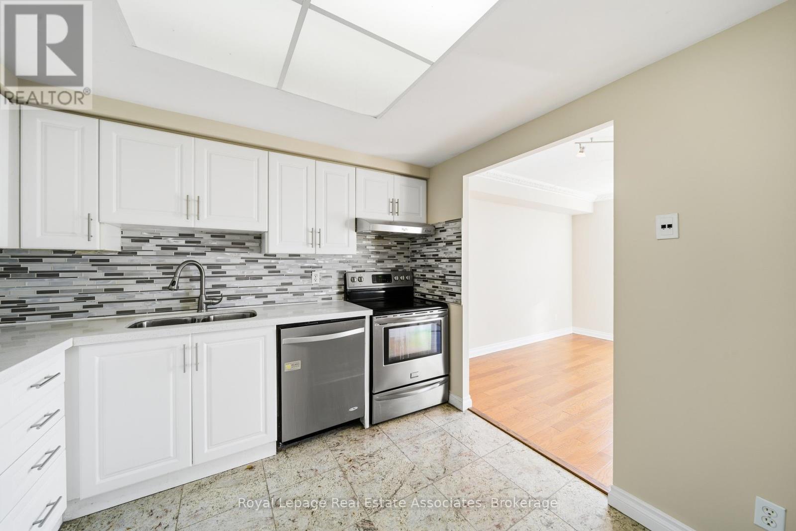 1507 - 135 Hillcrest Avenue, Mississauga, Ontario  L5B 4B1 - Photo 5 - W12475245