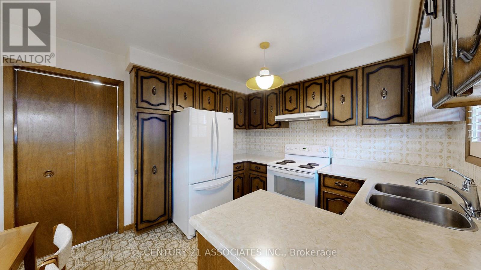 1217 Alexandra Avenue, Mississauga, Ontario  L5E 2A4 - Photo 14 - W12475265