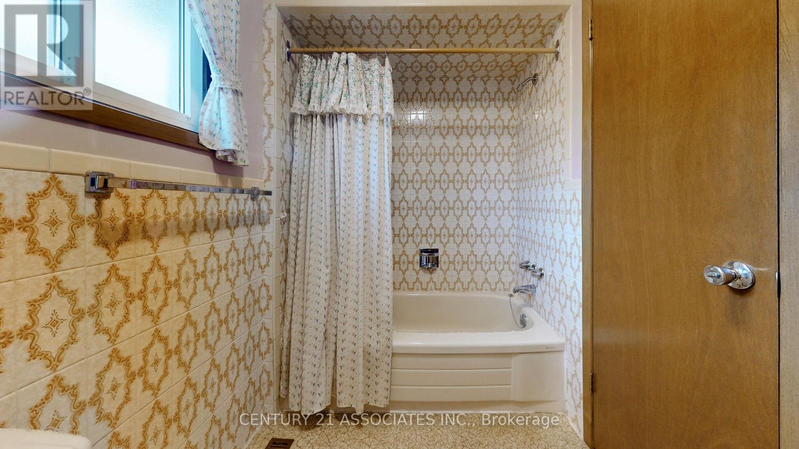 1217 Alexandra Avenue, Mississauga, Ontario  L5E 2A4 - Photo 21 - W12475265