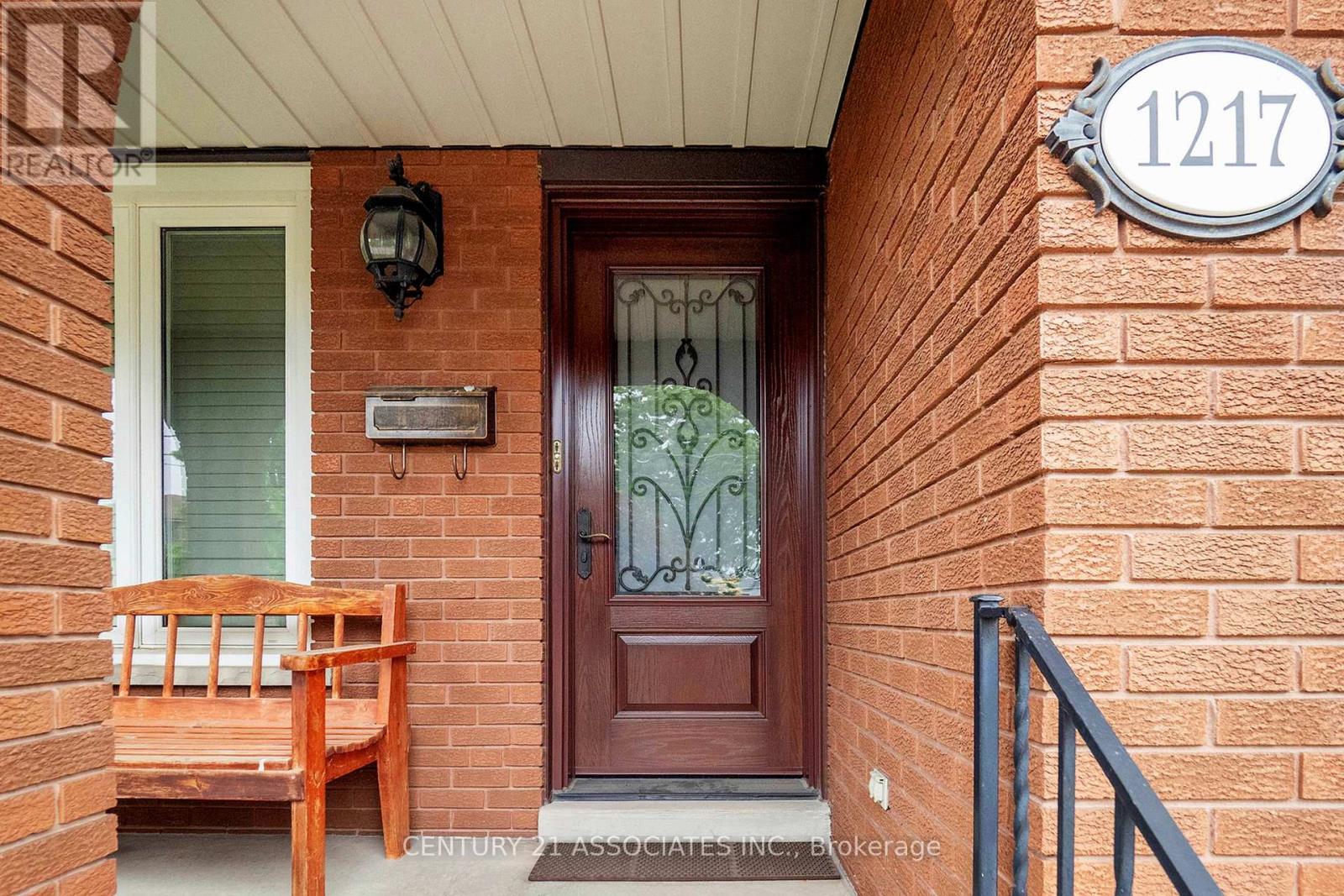 1217 Alexandra Avenue, Mississauga, Ontario  L5E 2A4 - Photo 3 - W12475265