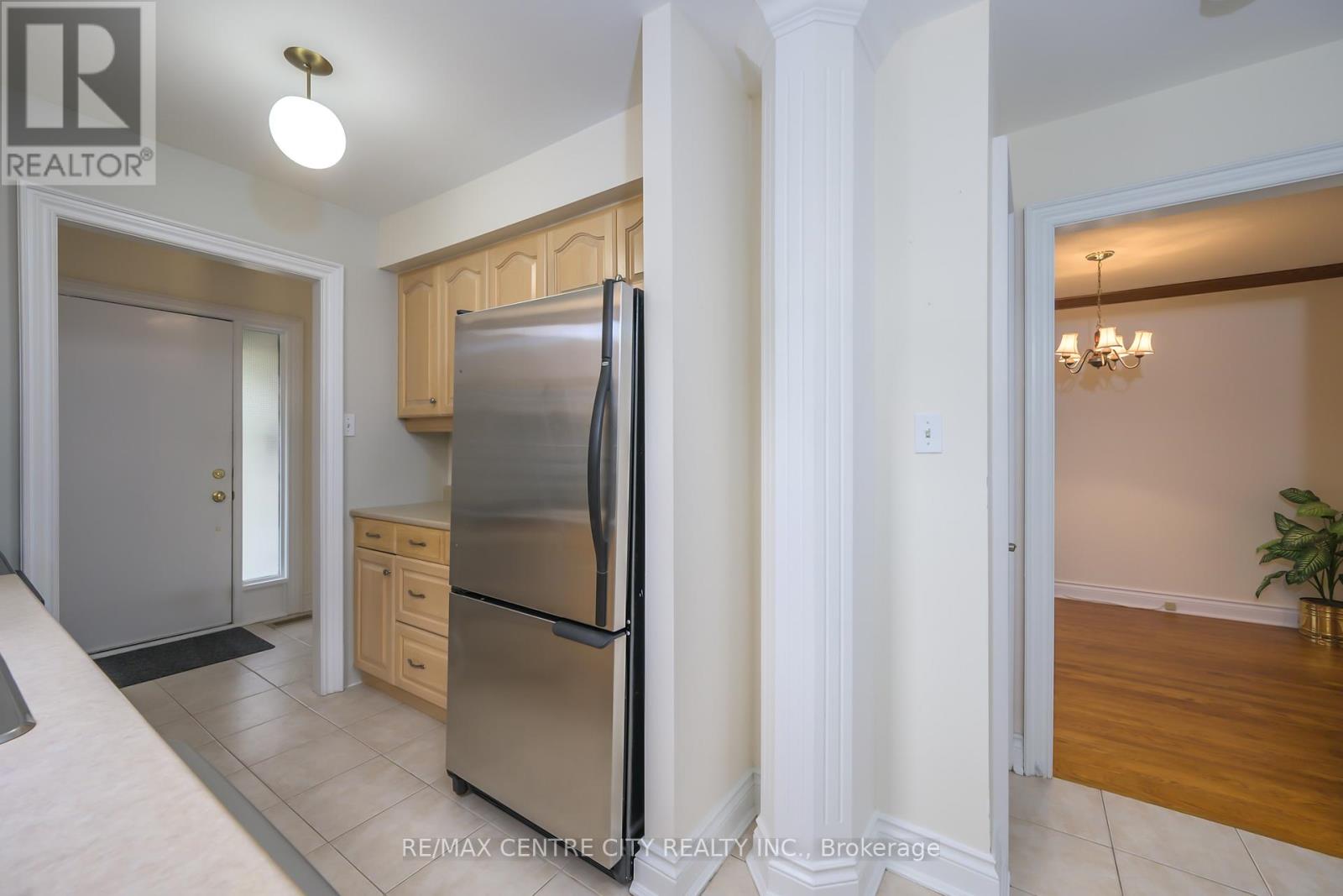 231 Banbury Road, London South, Ontario  N5Z 4M1 - Photo 2 - X12475358