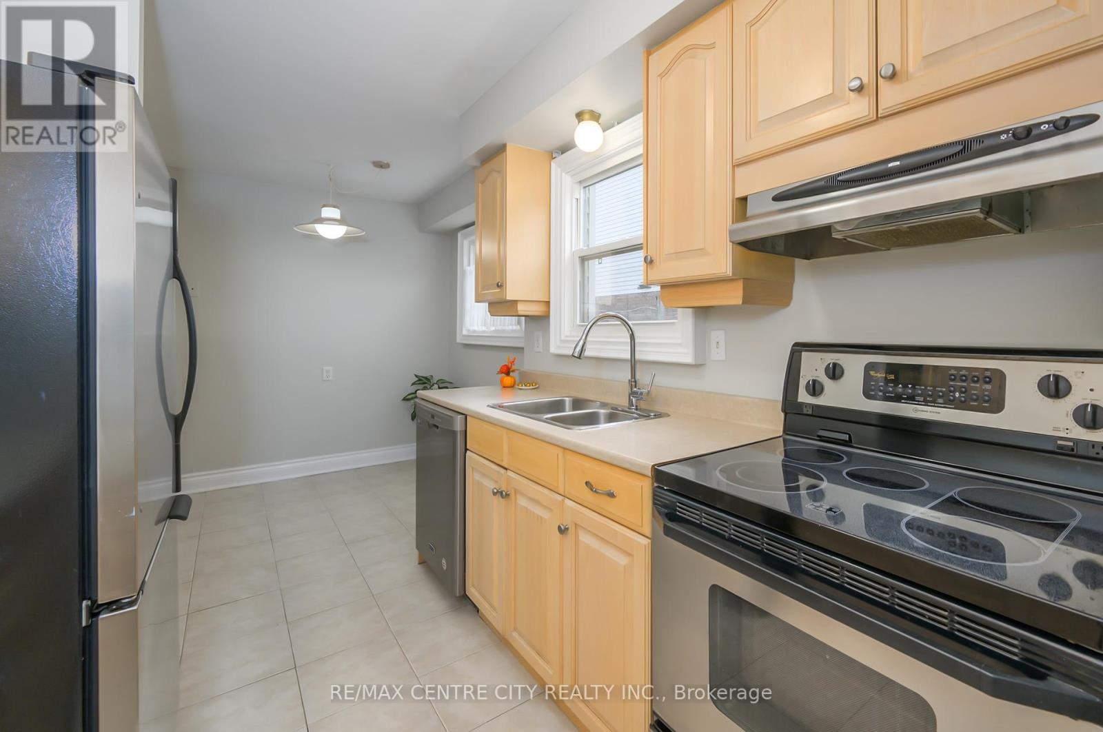 231 Banbury Road, London South, Ontario  N5Z 4M1 - Photo 3 - X12475358