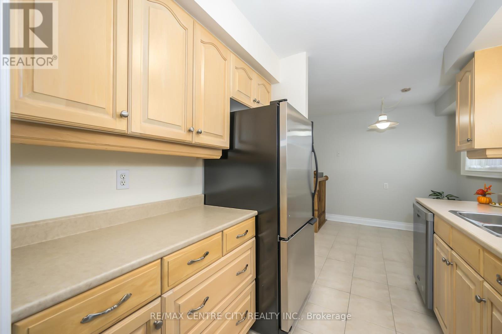 231 Banbury Road, London South, Ontario  N5Z 4M1 - Photo 4 - X12475358