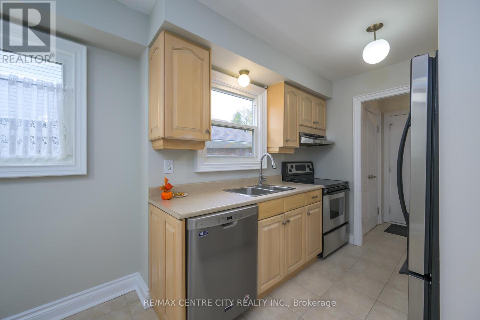 231 Banbury Road, London South, Ontario  N5Z 4M1 - Photo 5 - X12475358