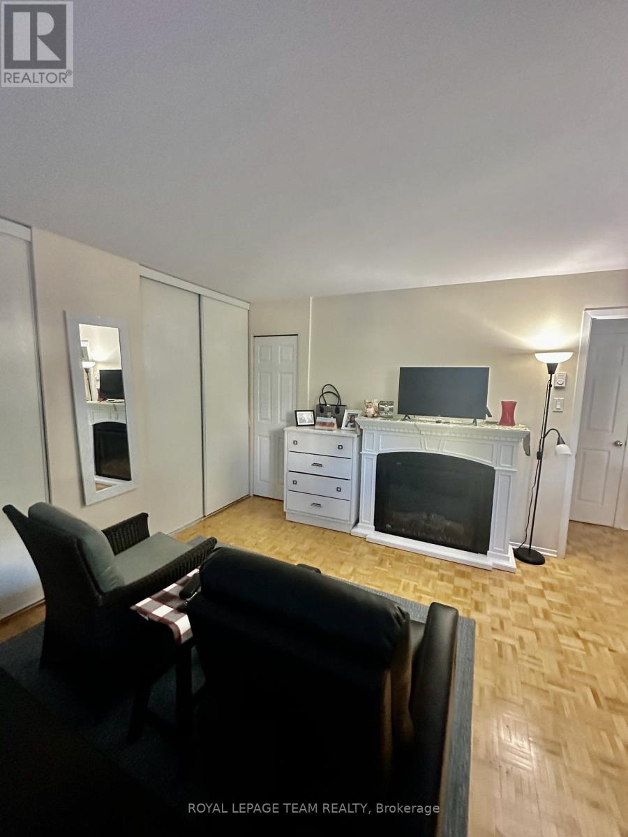 200 - 260 Brittany Drive, Ottawa, Ontario  K1K 4M2 - Photo 13 - X12475328