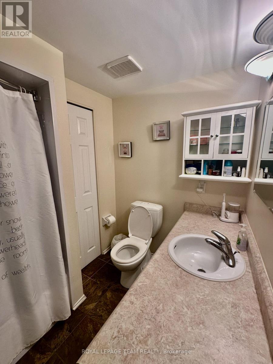 200 - 260 Brittany Drive, Ottawa, Ontario  K1K 4M2 - Photo 14 - X12475328