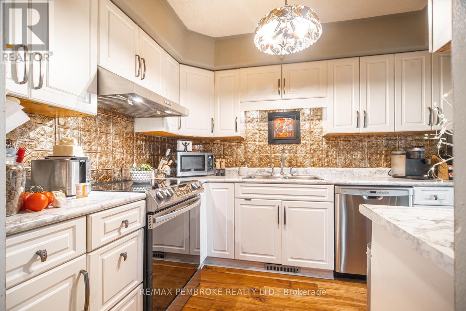33 Vermont Meadows, Petawawa, Ontario  K8H 3N4 - Photo 13 - X12475323
