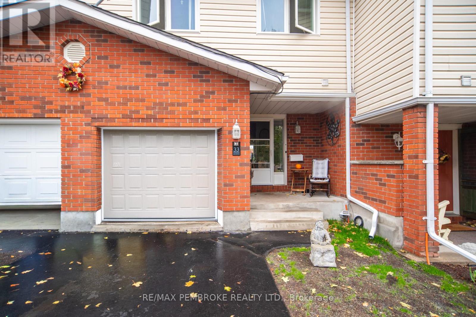 33 Vermont Meadows, Petawawa, Ontario  K8H 3N4 - Photo 2 - X12475323