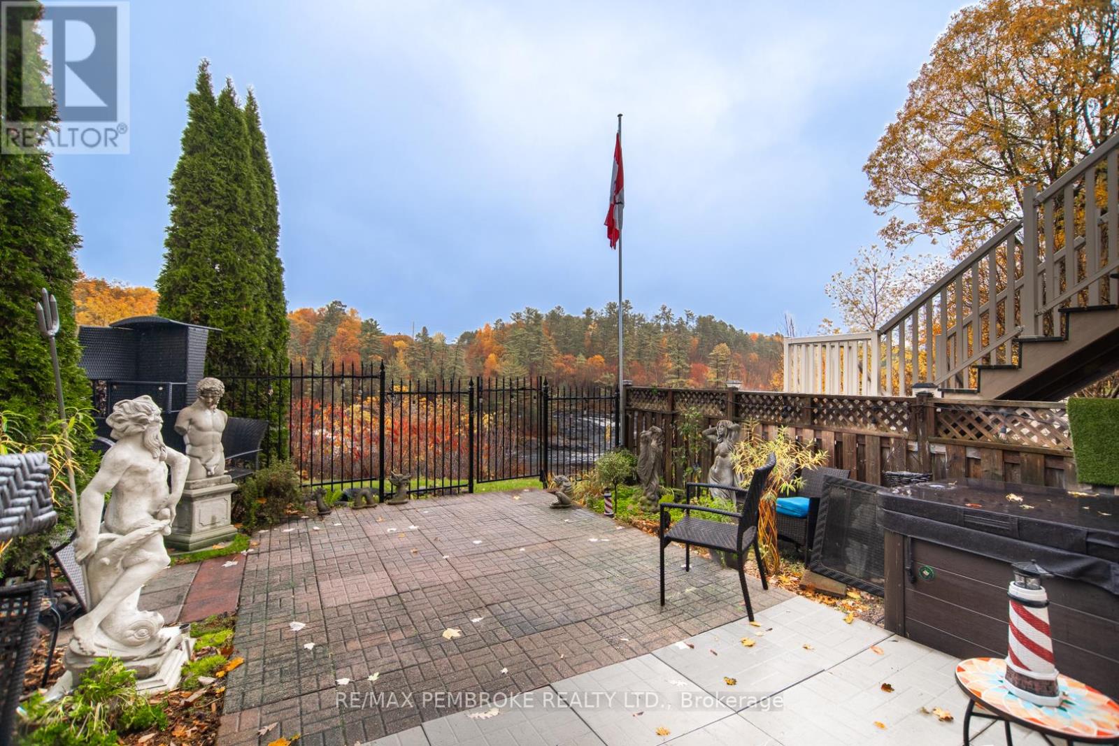 33 Vermont Meadows, Petawawa, Ontario  K8H 3N4 - Photo 3 - X12475323