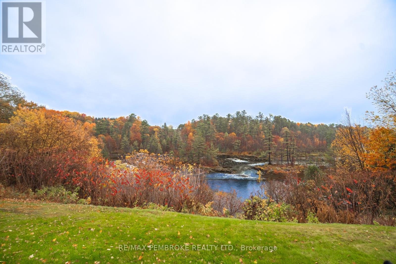 33 Vermont Meadows, Petawawa, Ontario  K8H 3N4 - Photo 4 - X12475323