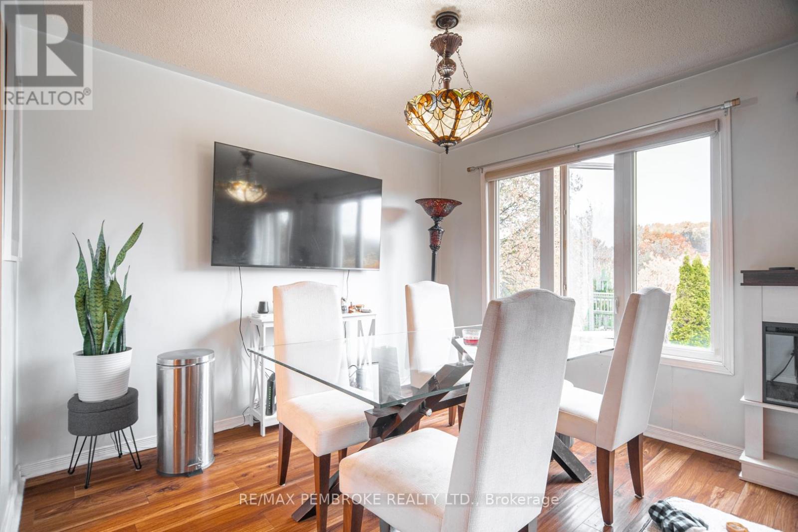 33 Vermont Meadows, Petawawa, Ontario  K8H 3N4 - Photo 9 - X12475323