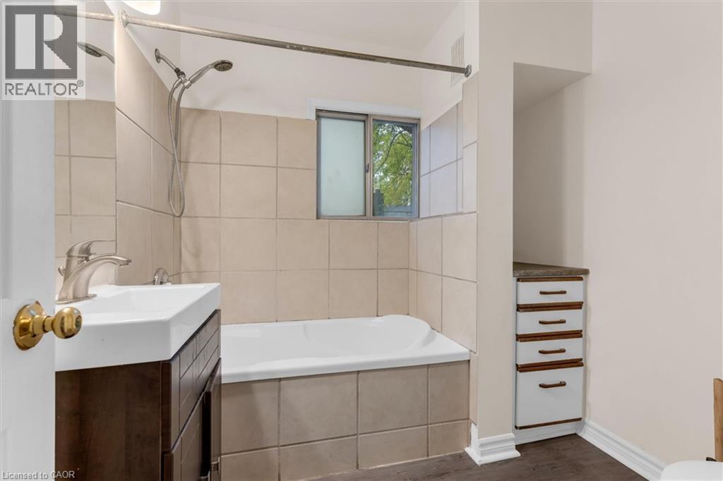 62 Bond Street, Kitchener, Ontario  N2H 4S5 - Photo 12 - 40781097