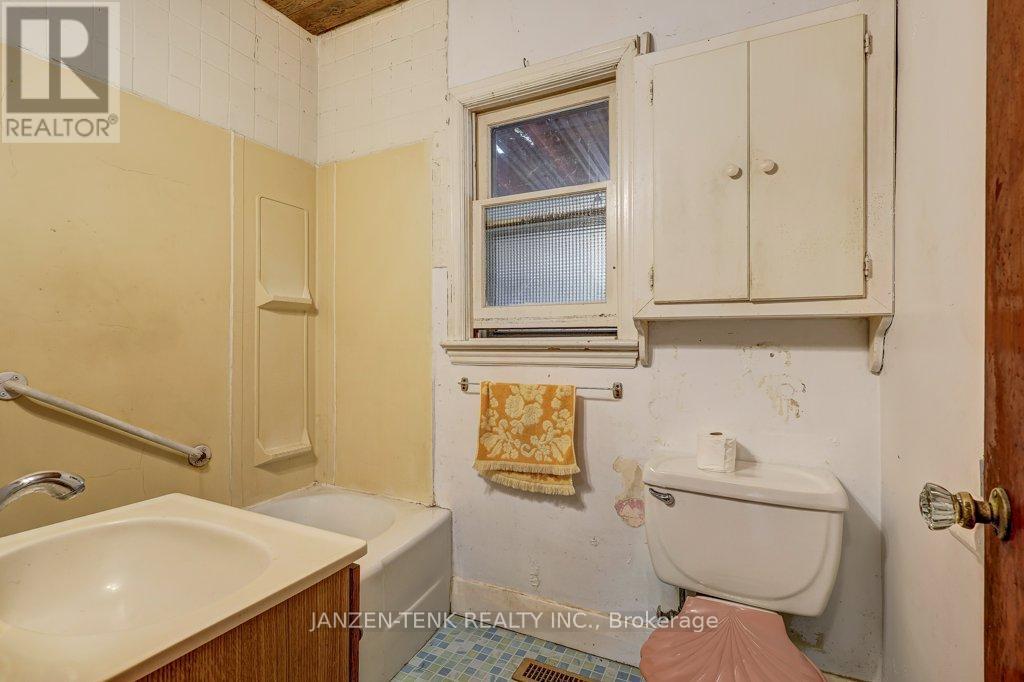 219 Centennial Avenue, Central Elgin, Ontario  N5R 5B4 - Photo 12 - X12475389