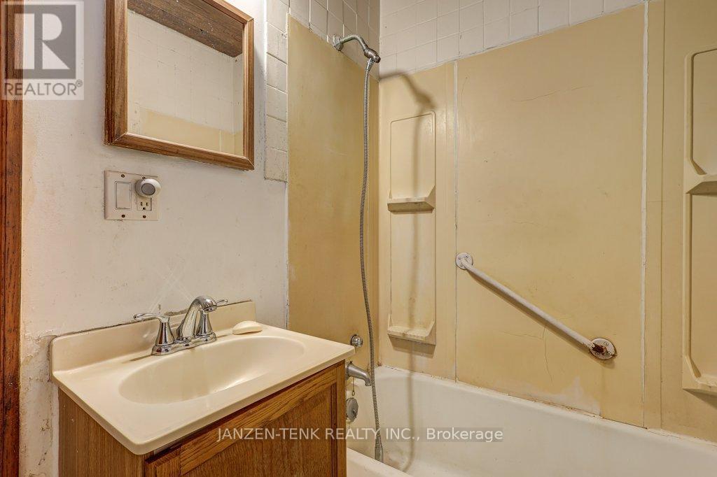 219 Centennial Avenue, Central Elgin, Ontario  N5R 5B4 - Photo 13 - X12475389