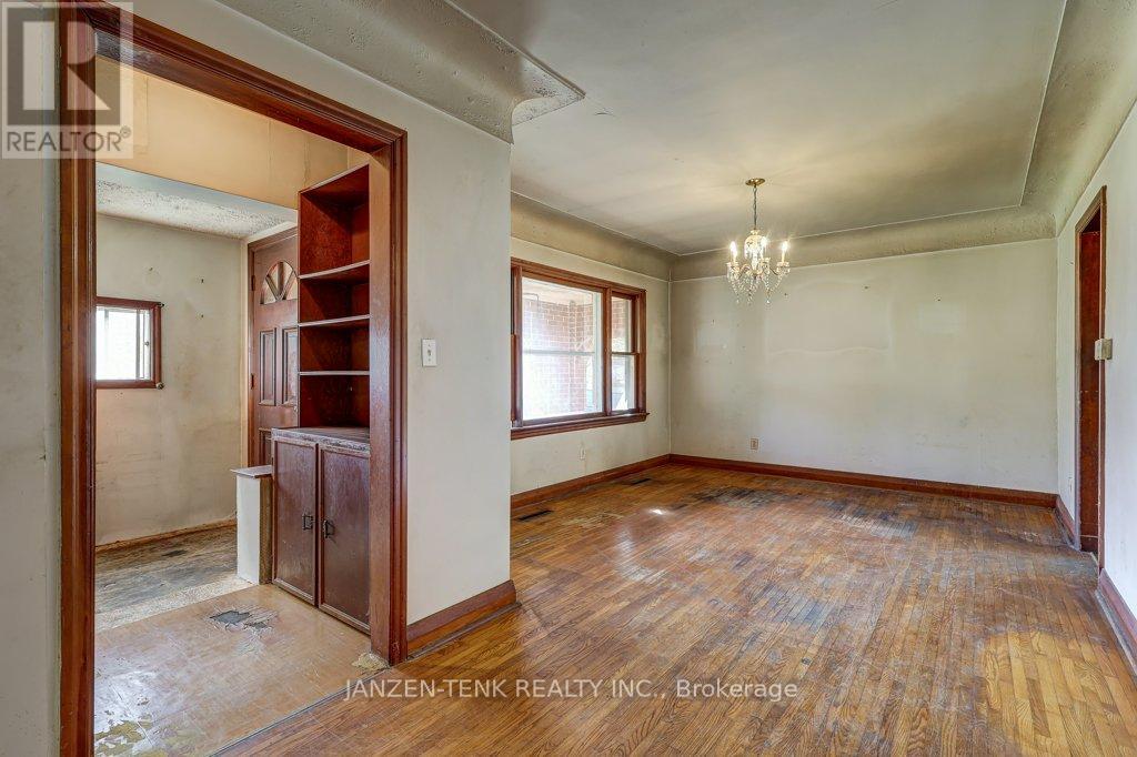 219 Centennial Avenue, Central Elgin, Ontario  N5R 5B4 - Photo 9 - X12475389
