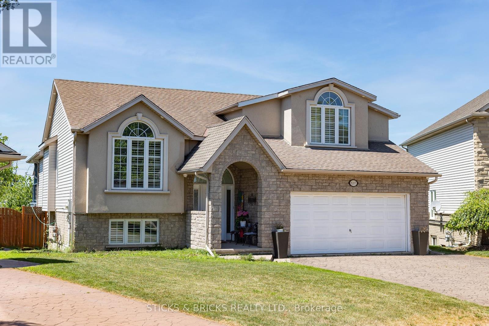 8207 Beaver Glen Drive, Niagara Falls (Ascot), Ontario  L2H 3K5 - Photo 2 - X12475428