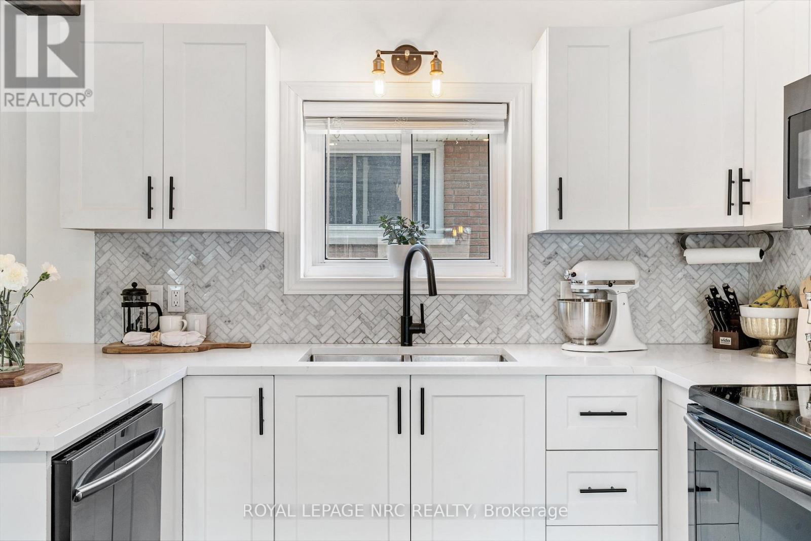 264 Lakeshore Road, St. Catharines, Ontario  L2M 7R3 - Photo 11 - X12475499