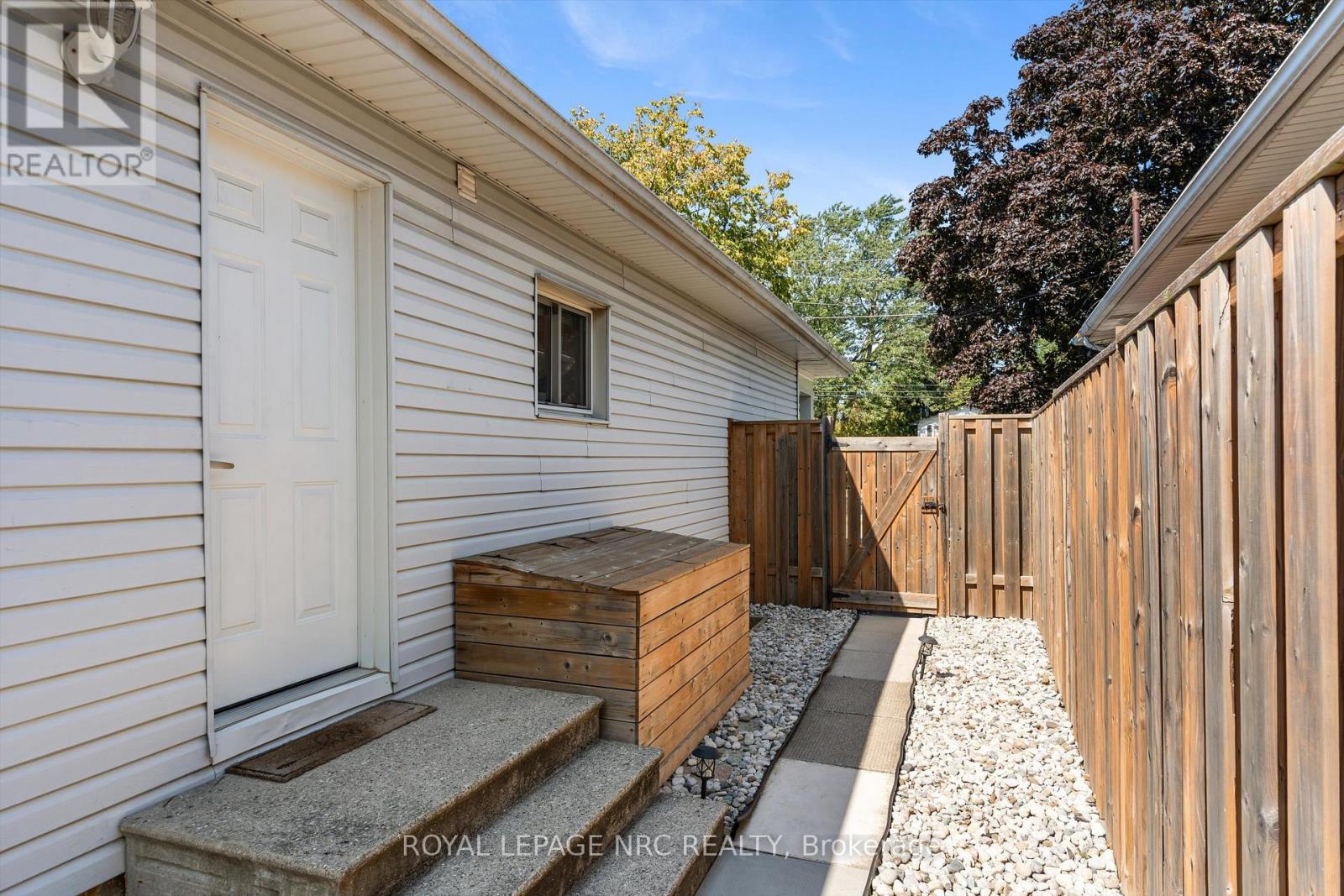 264 Lakeshore Road, St. Catharines, Ontario  L2M 7R3 - Photo 30 - X12475499