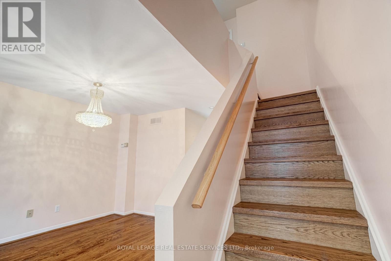 64 Arnold Avenue, Toronto, Ontario  M5A 3B2 - Photo 10 - C12474839