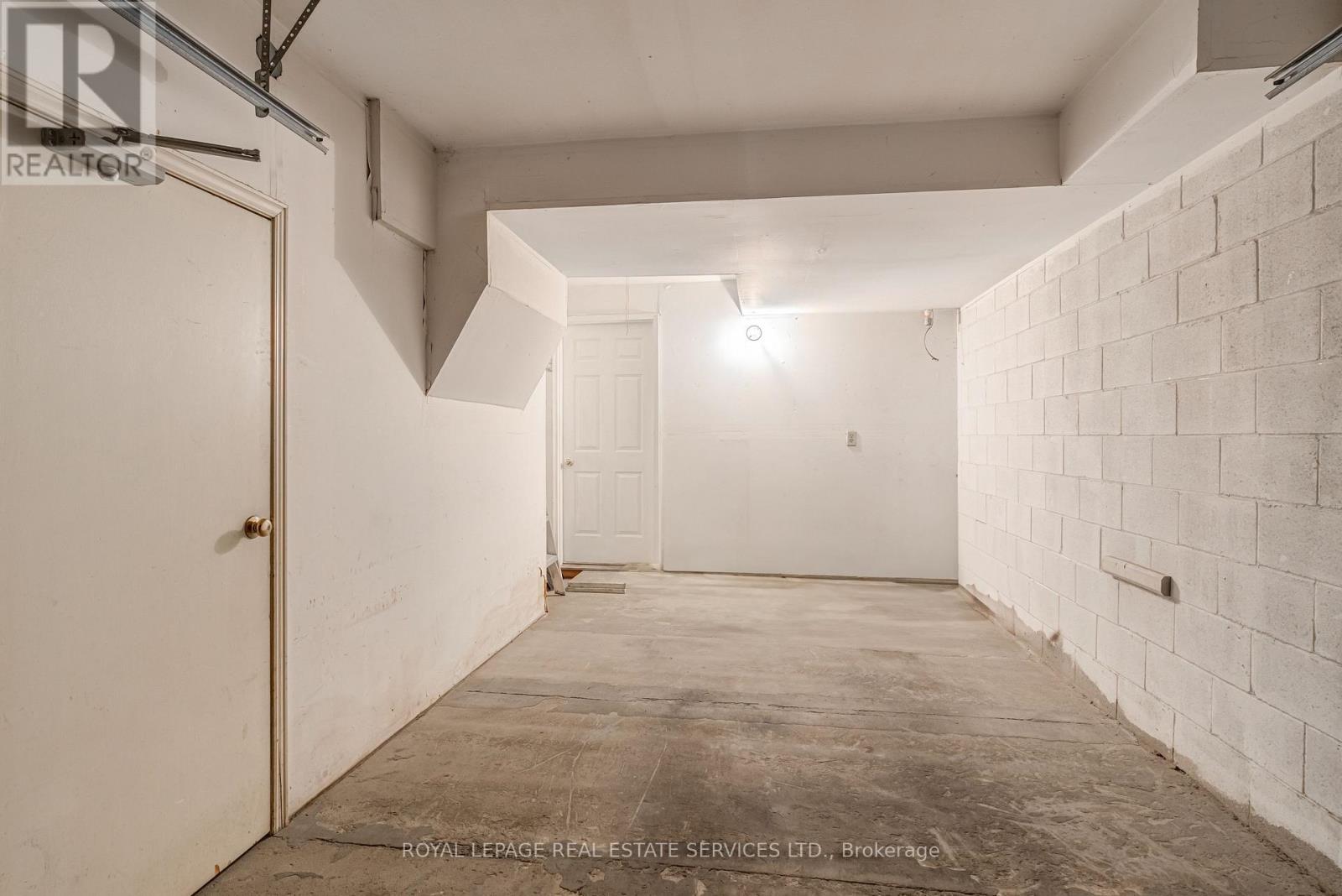 64 Arnold Avenue, Toronto, Ontario  M5A 3B2 - Photo 37 - C12474839