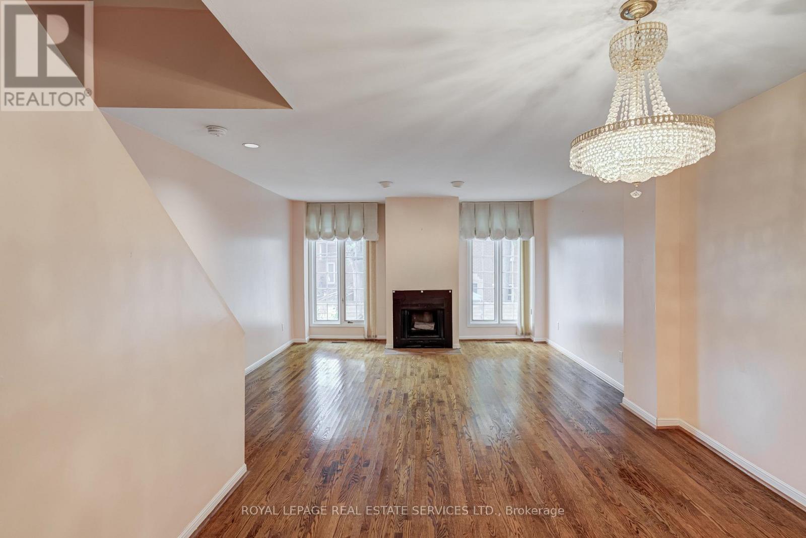 64 Arnold Avenue, Toronto, Ontario  M5A 3B2 - Photo 4 - C12474839