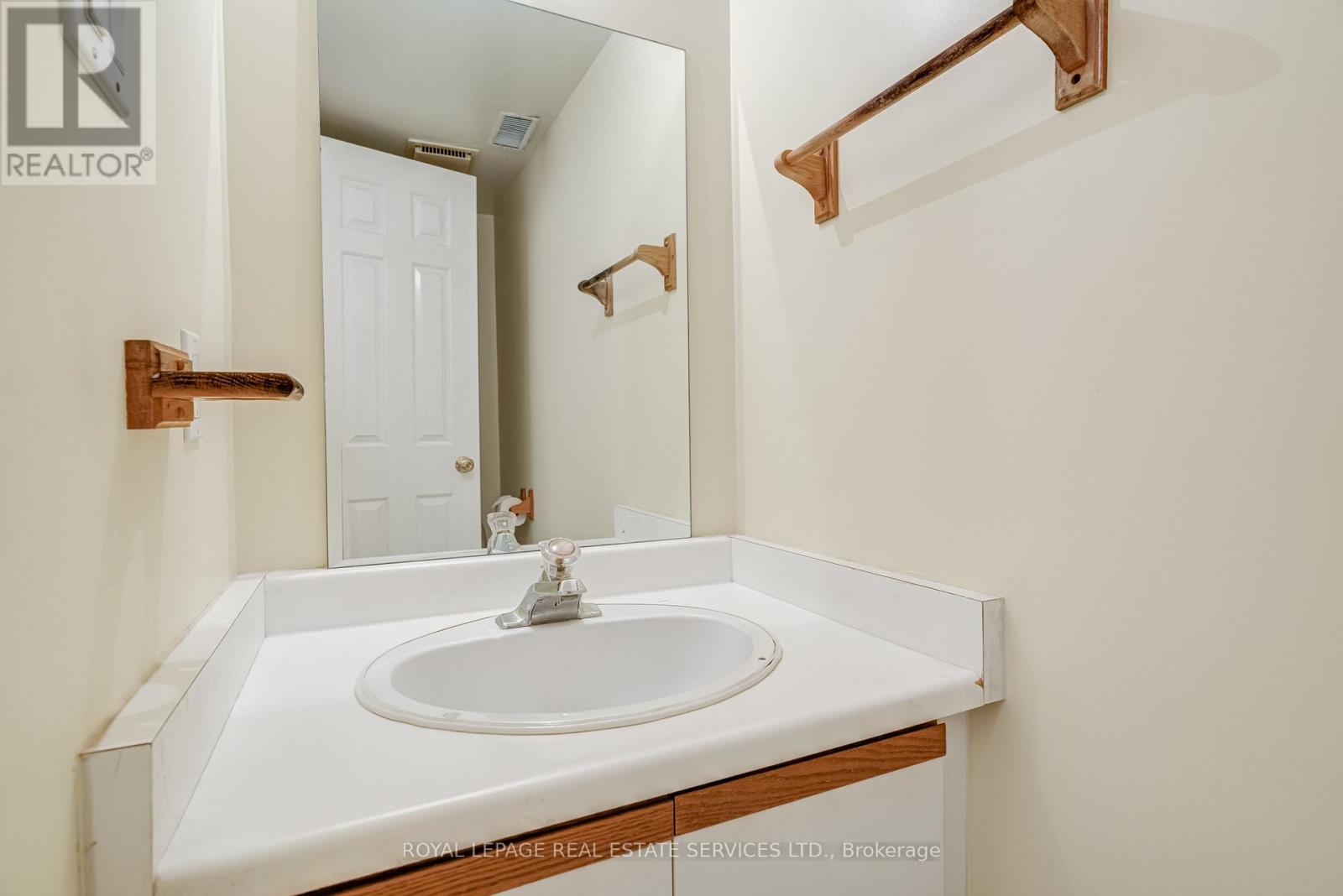 64 Arnold Avenue, Toronto, Ontario  M5A 3B2 - Photo 35 - C12474839