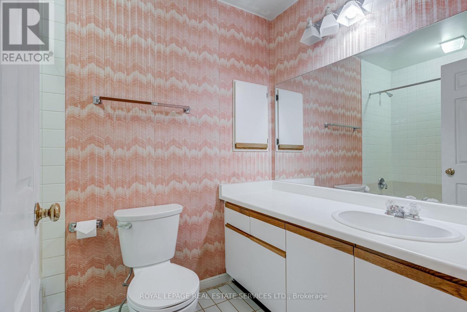 64 Arnold Avenue, Toronto, Ontario  M5A 3B2 - Photo 20 - C12474839