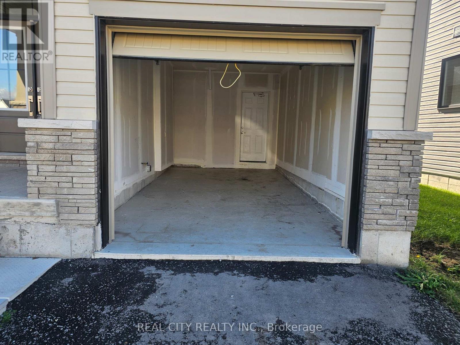 15 Rudder Road, Welland, Ontario  L3B 0M5 - Photo 4 - X12394384