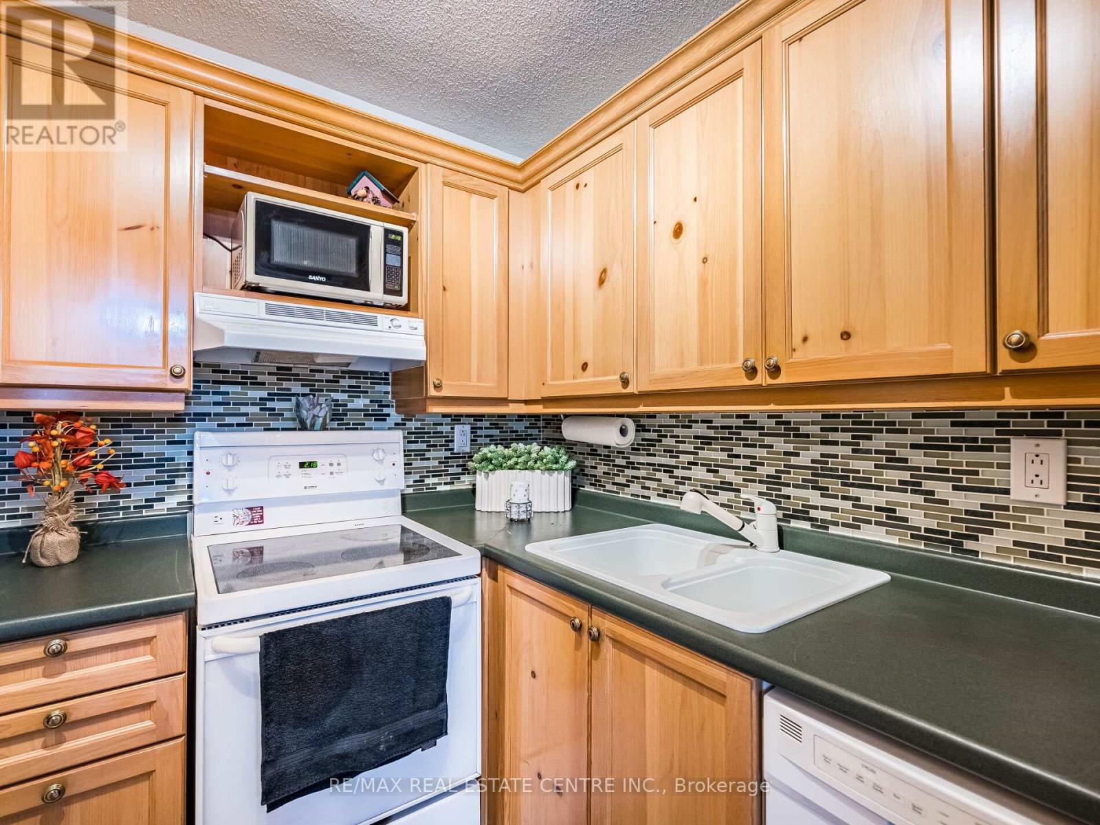 Ph4/604 - 3625 Lakeshore Boulevard, Toronto, Ontario  M8W 4W2 - Photo 28 - W12472779