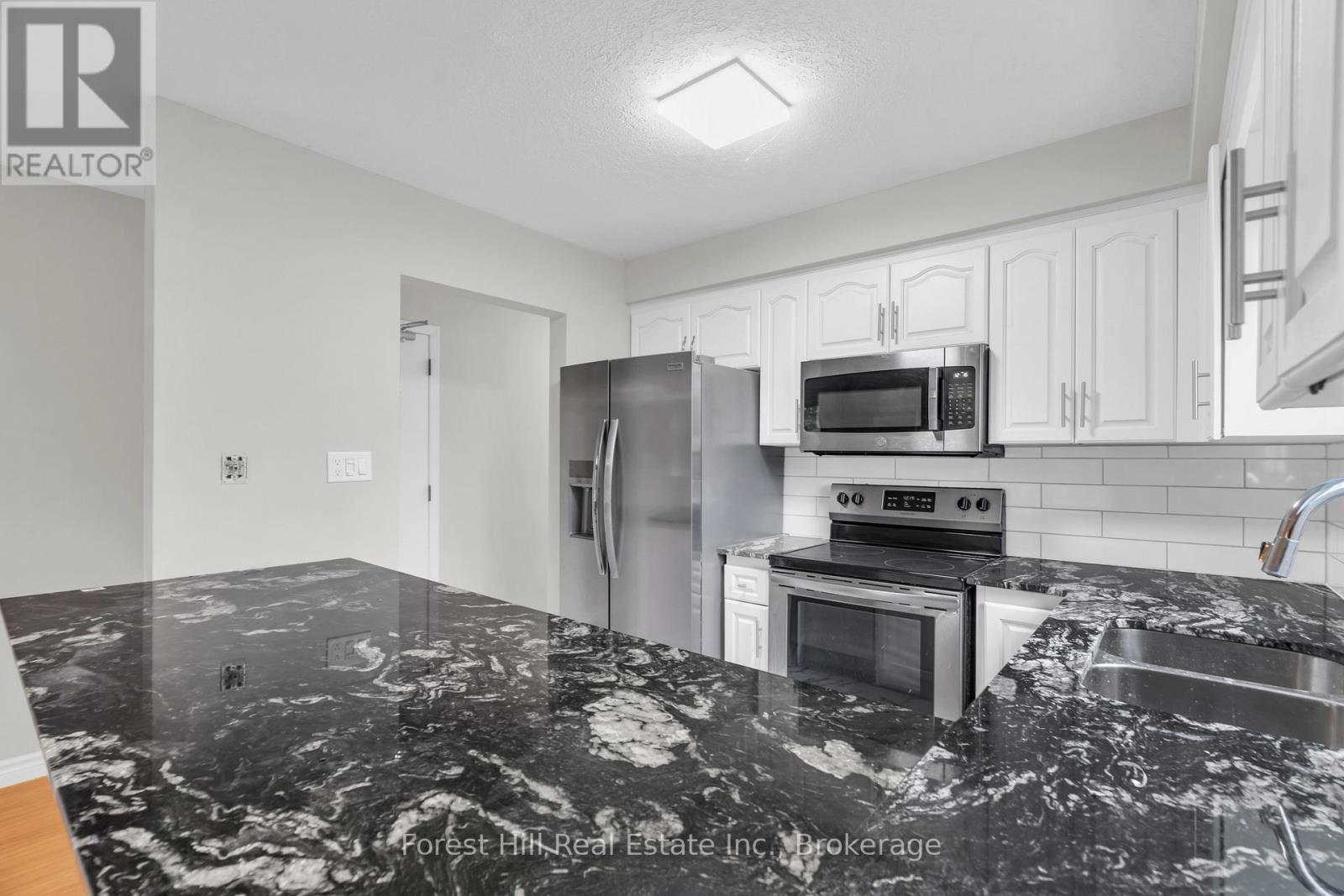 35 Shaftsbury Drive, Kitchener, Ontario  N2A 1N4 - Photo 12 - X12475532
