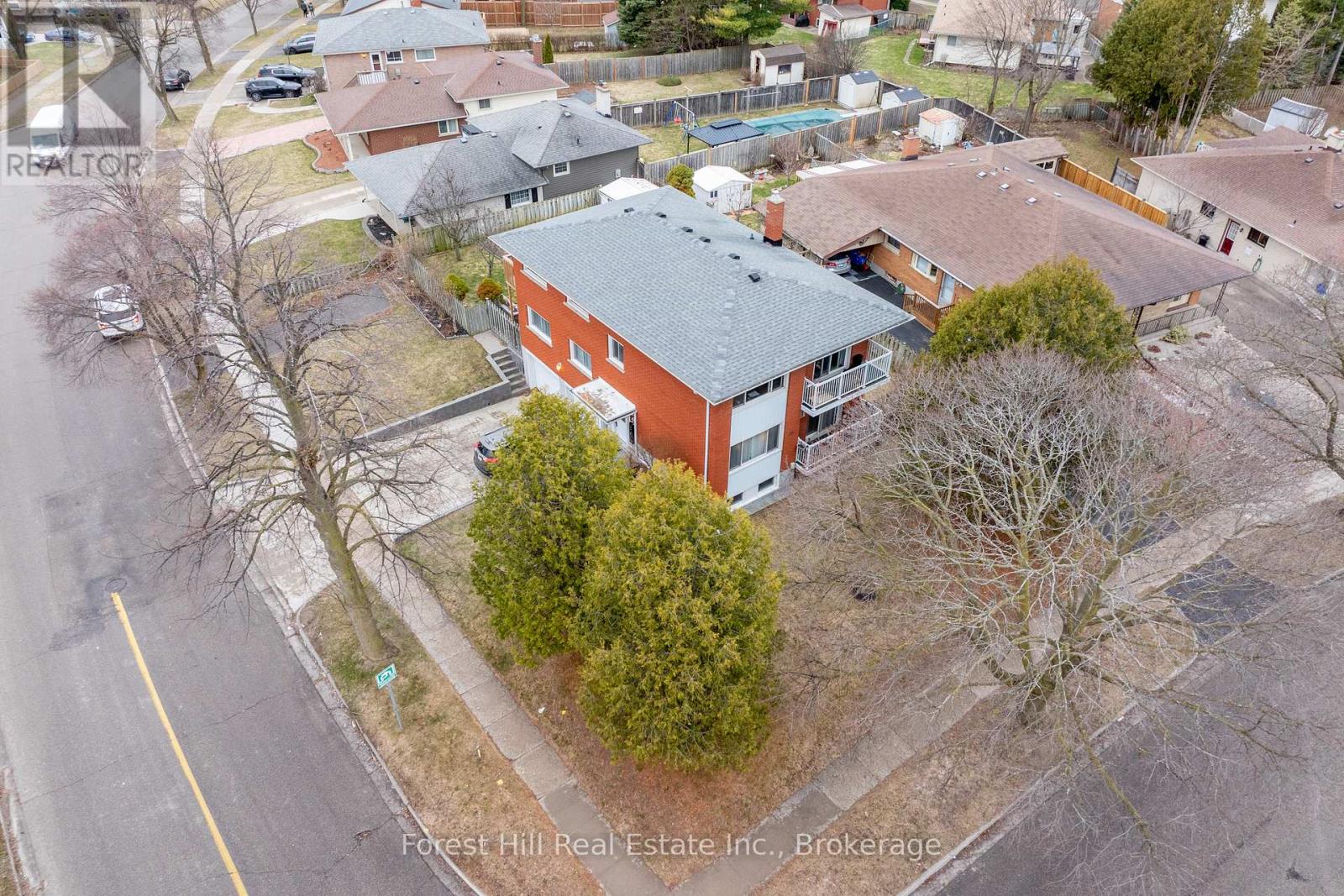 35 Shaftsbury Drive, Kitchener, Ontario  N2A 1N4 - Photo 2 - X12475532