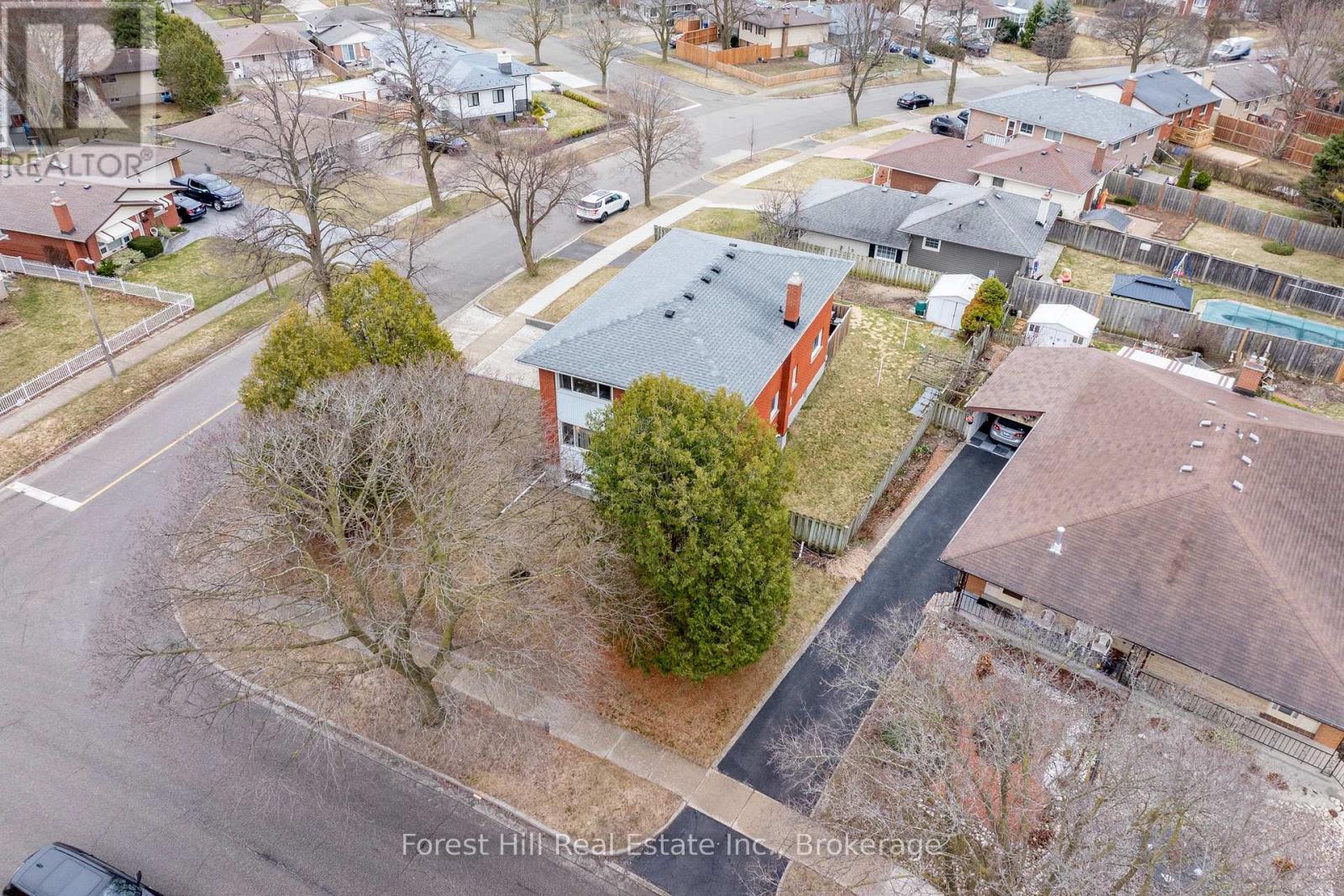 35 Shaftsbury Drive, Kitchener, Ontario  N2A 1N4 - Photo 4 - X12475532